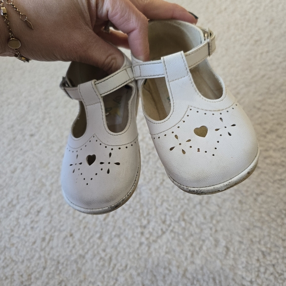 🌈 Leather First Walkers White Baby Shoes with Heart Cutout Size 5 - Picture 8 of 11